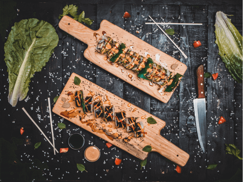 Sushi auf Holztablett